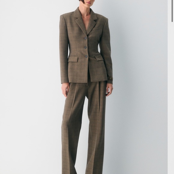 Babaton
Standout Blazer - (Re)ssential - Picture 5 of 12